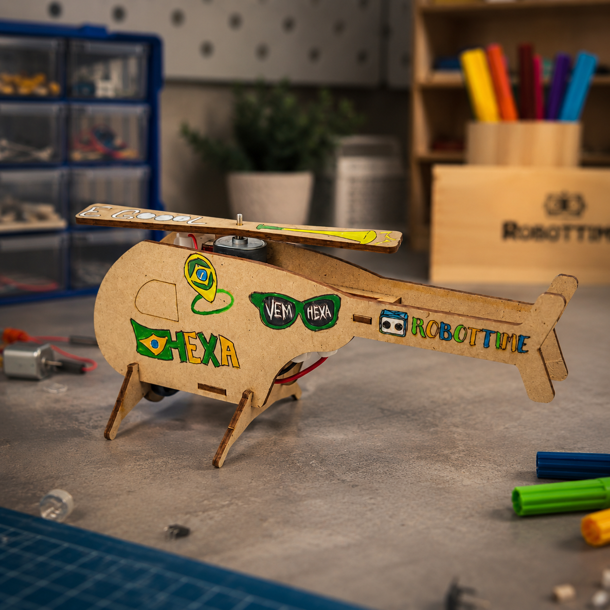 Helicóptero de MDF montado e personalizado com desenhos coloridos